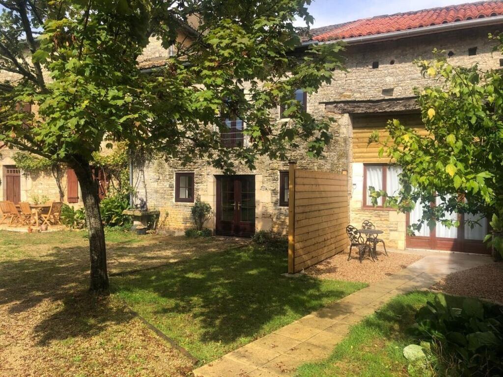 Blacksmiths Apartment In Blanzay - 1 Bed Zewnętrze zdjęcie